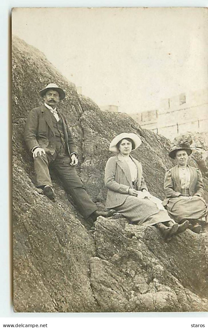 Carte Photo - SAINT-MALO - Deux Femmes Et Un Homme Sur Des Rochers - Saint Malo