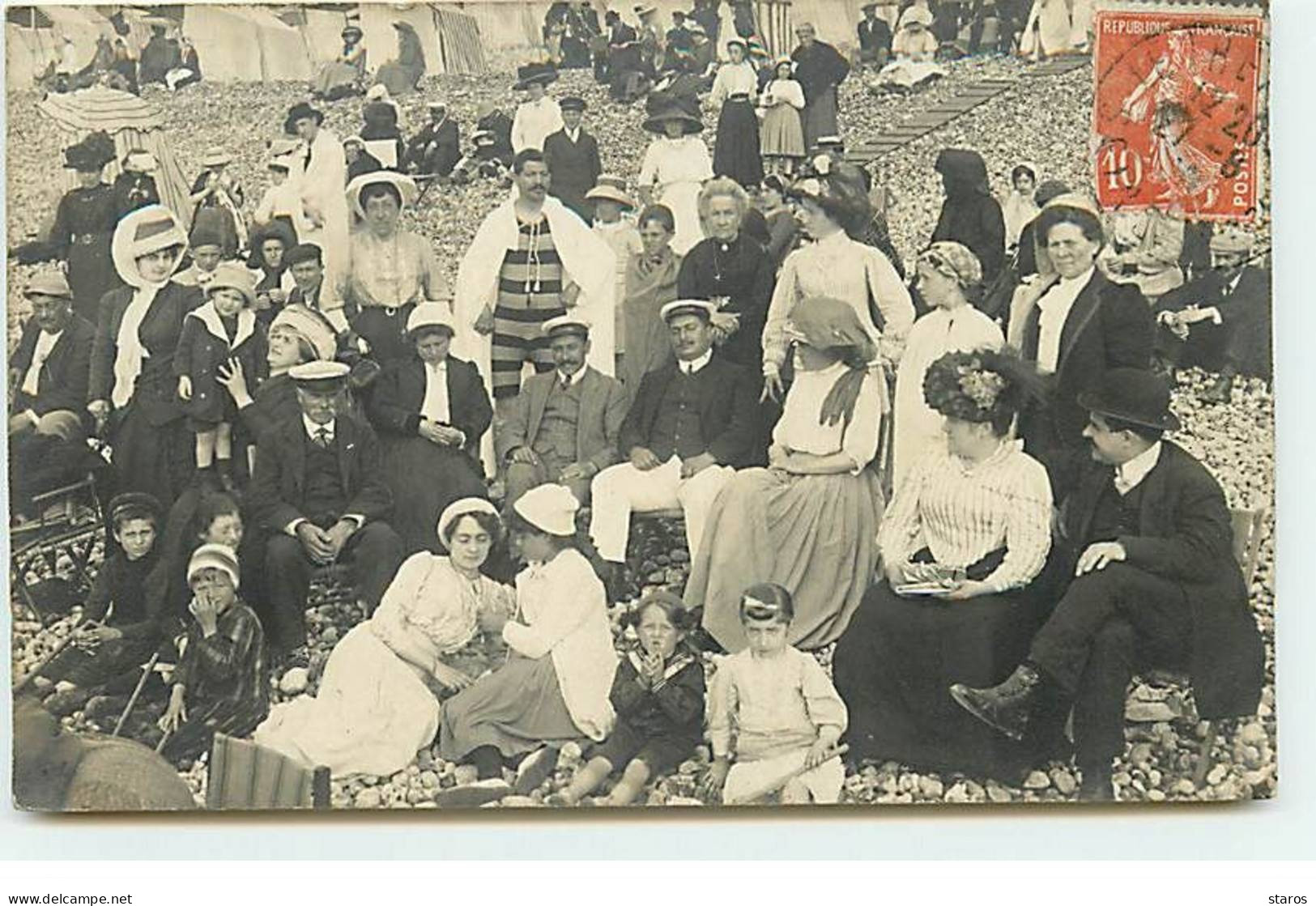 Carte Photo - LE TREPORT - Groupe De Personnes Sur Une Plage De Galets - Le Treport