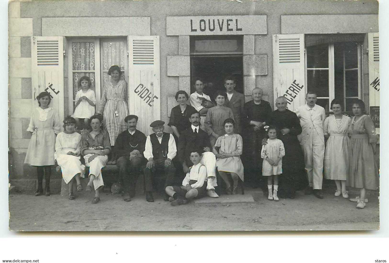 Carte Photo - Groupe Devant L'épicerie Louvel - Bretagne ? - Geschäfte