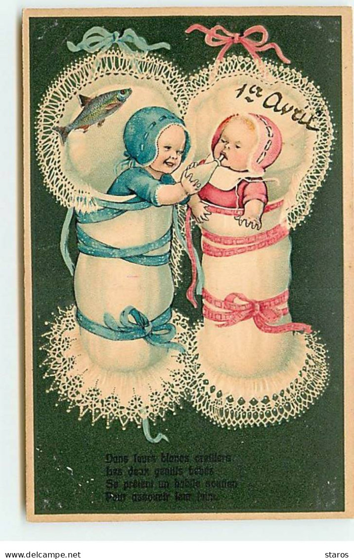 Carte Gaufrée - 1er Avril - Deux Bébés Buvant Leurs Biberons - April Fool's Day