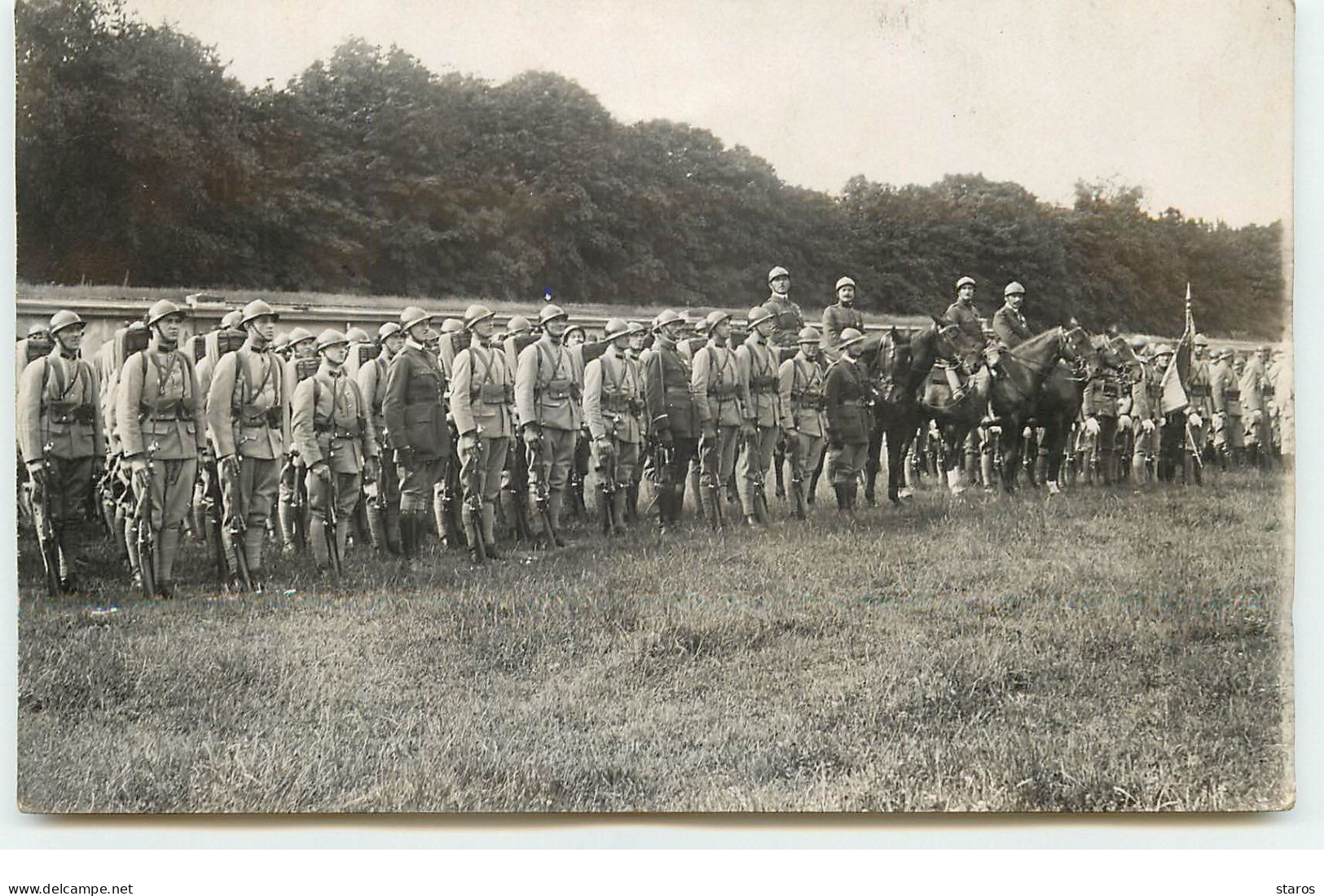 Carte Photo - Rassemblement De Militaires Dans Un Champs - Regimente