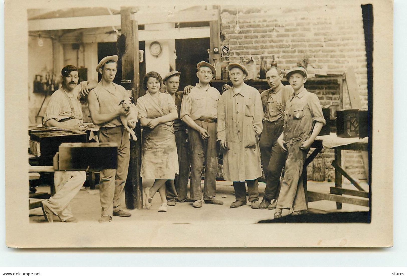 Carte Photo - Groupe D'hommes Autour D'une Femme Dans Un Atelier - Industrie