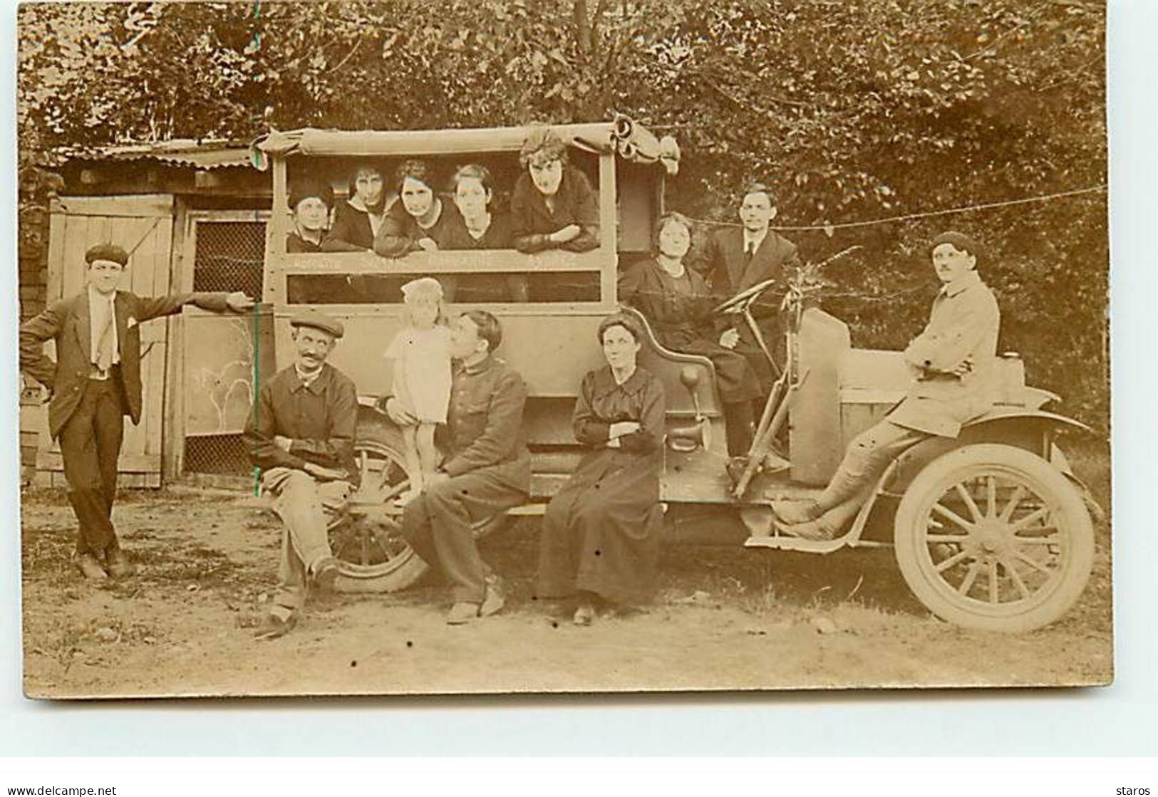 Carte Photo - Automobile - Hommes, Femmes Et Enfants Autour Et Dans Un Camion - Camions & Poids Lourds