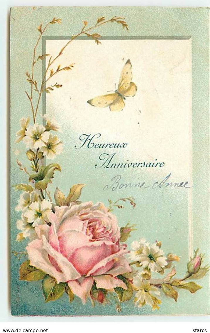 Carte Gaufrée - Heureux Anniversaire - Papillon Volant Au-dessus D'une Rose Et De Fleurs - Anniversaire