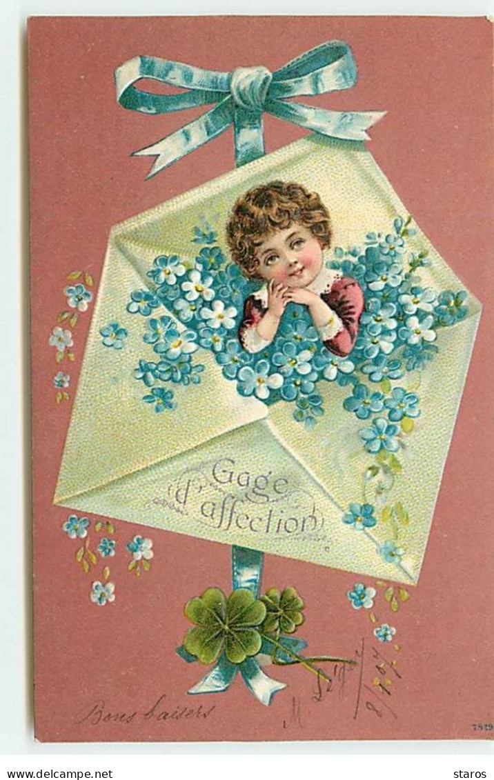 Carte Gaufrée - Gage D'Affection - Enfant Au Milieu De Myosotis Dans Une Enveloppe - Sonstige & Ohne Zuordnung