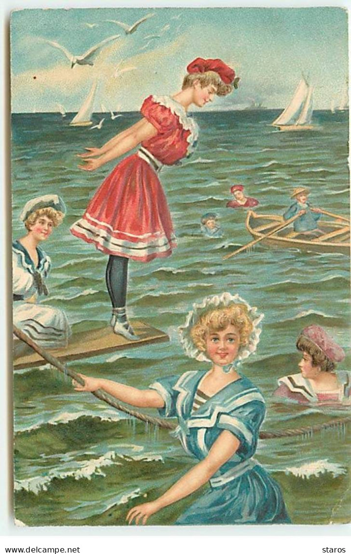 Carte Gaufrée - Jeunes Femmes En Baigneuses, Jouant Dans La Mer - Frauen