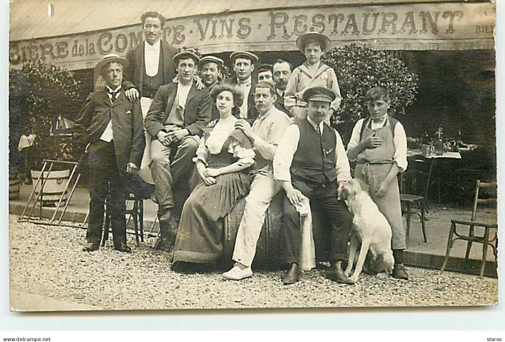 Carte Photo à Localiser - Hommes, Femmes Et Enfants Devant Un Café - Cafés