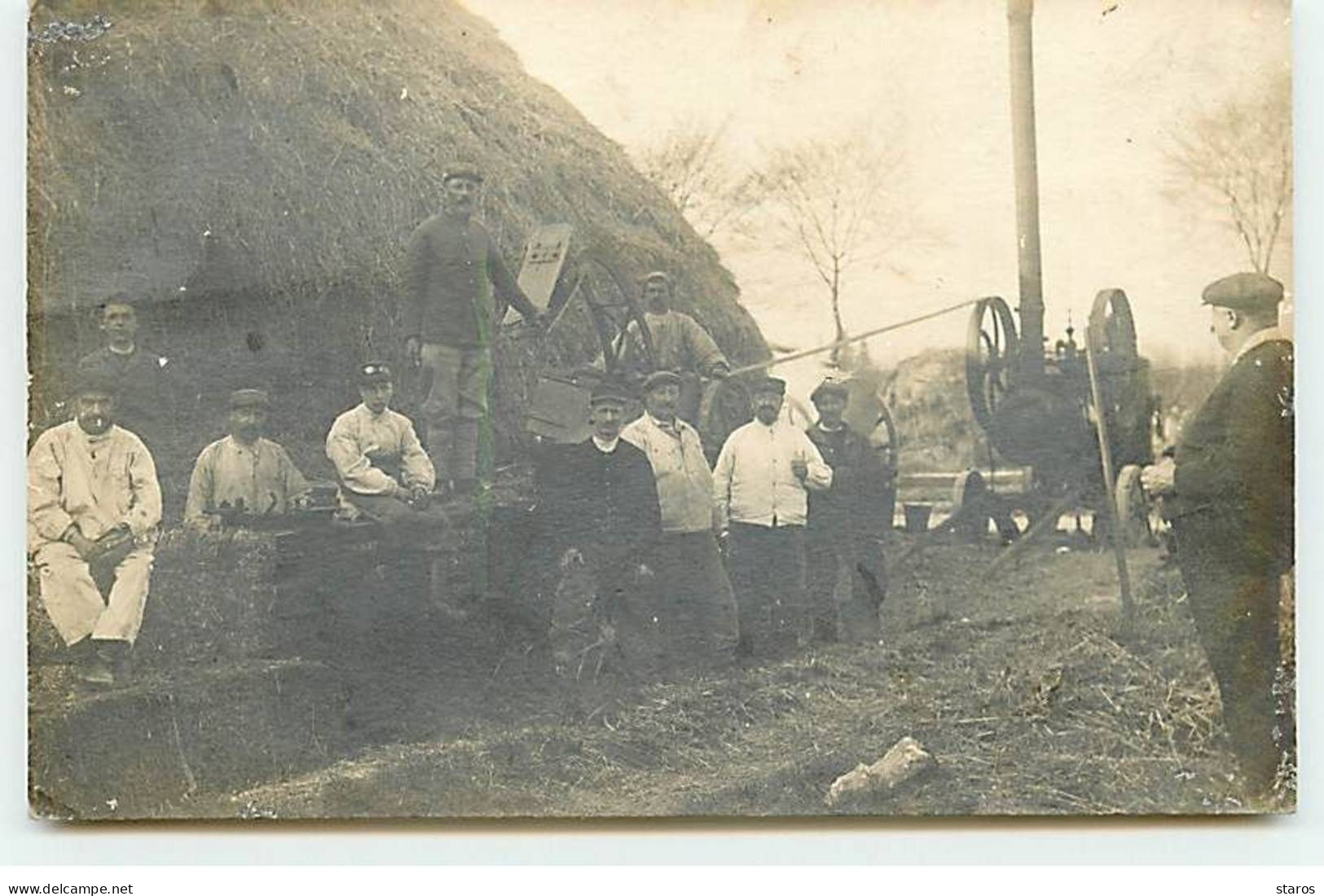 Carte Photo - Hommes Près D'une Machine à Presser La Paille - Cultivation