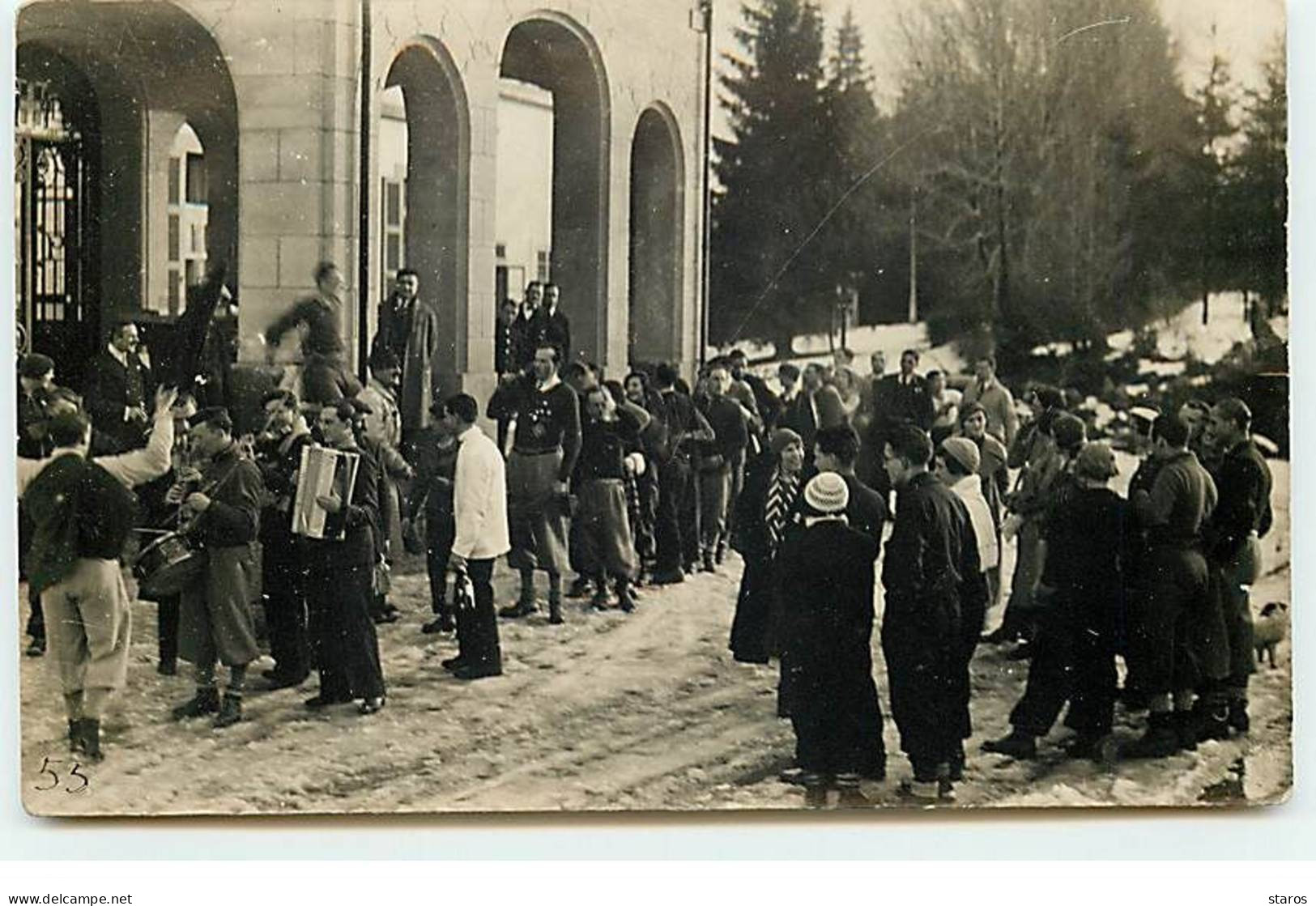 Carte Photo à Localiser - Europe De L'Est- Défilé Avec Une Fanfare Marchant Dans La Neige - A Identifier