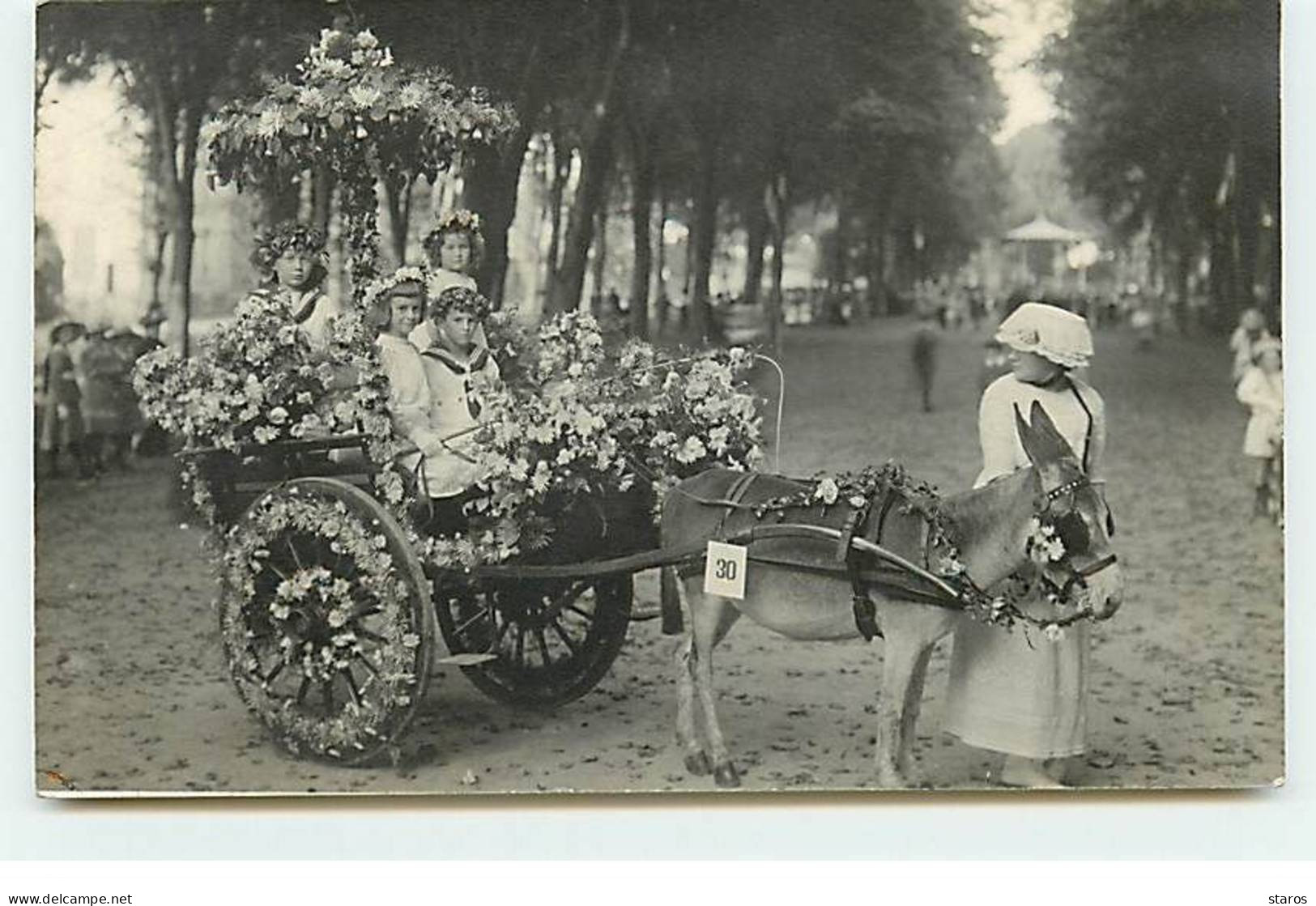 Carte Photo - Enfants Dans Une Charette Fleurie Tirée Par Un âne - Fête Des Fleurs, Jersey ? - Da Identificare