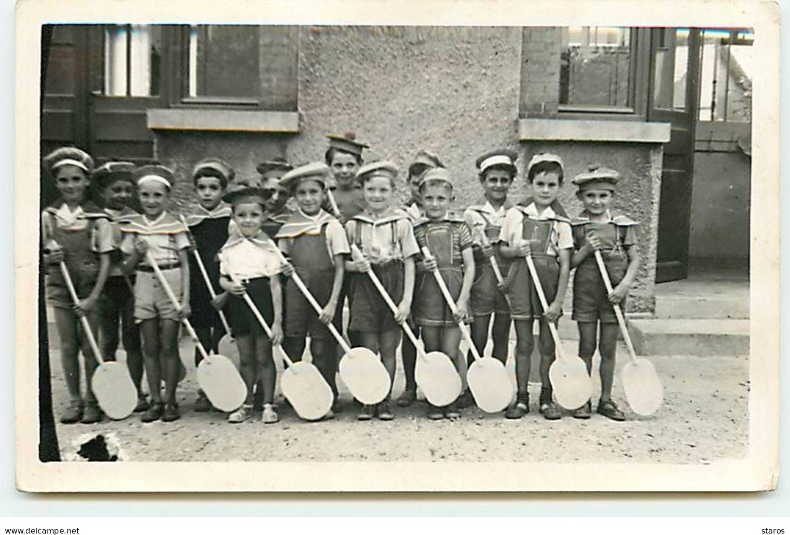 Carte Photo -  Groupe D'enfants En Tenue De Marins, Et Tenant Des Rames - Gruppen Von Kindern Und Familien