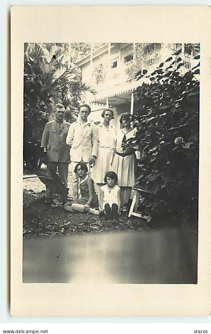 Carte Photo - MARTINIQUE - Une Famille Devant Une Maison Dans Un Jardin - Andere & Zonder Classificatie