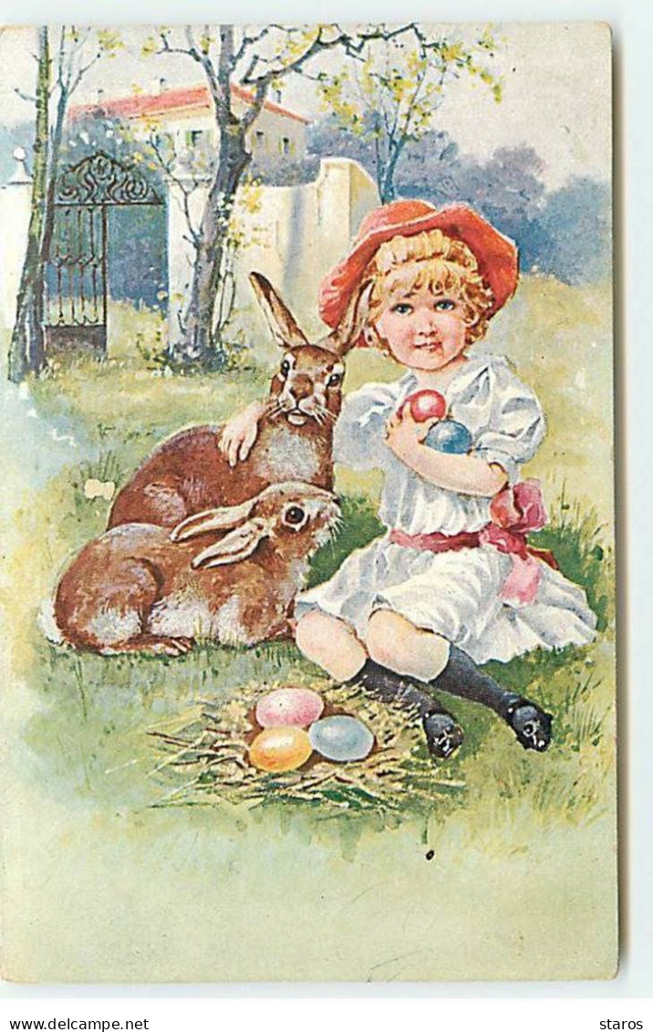 Pâques - Fillette Assise Dans L'herbe Tenant Des Oeufs Et Caressant Des Lièvres - Ostern