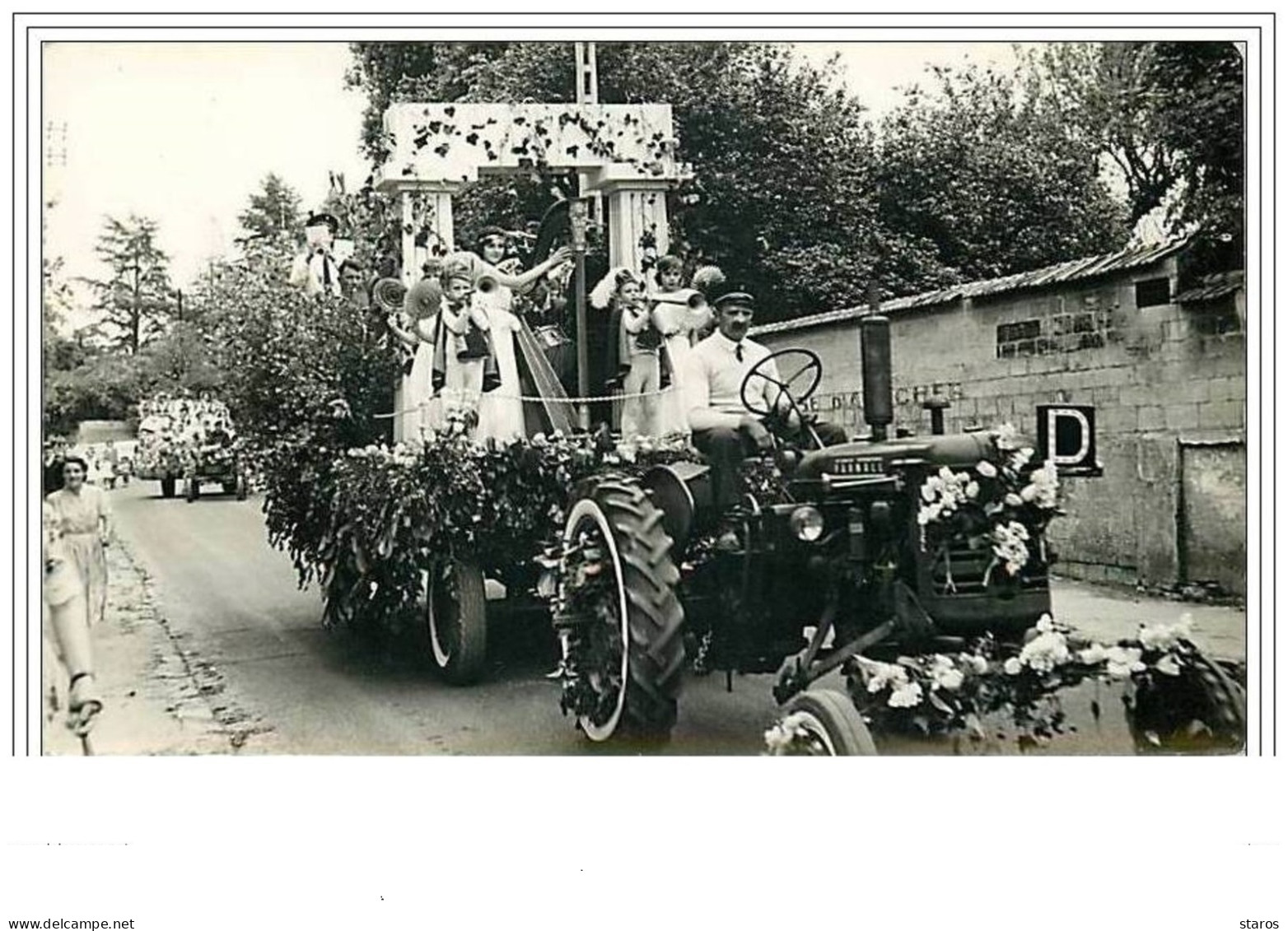 CHANTILLY ? Défilé De Char Tracteur Photo R. Cottreau - Chantilly