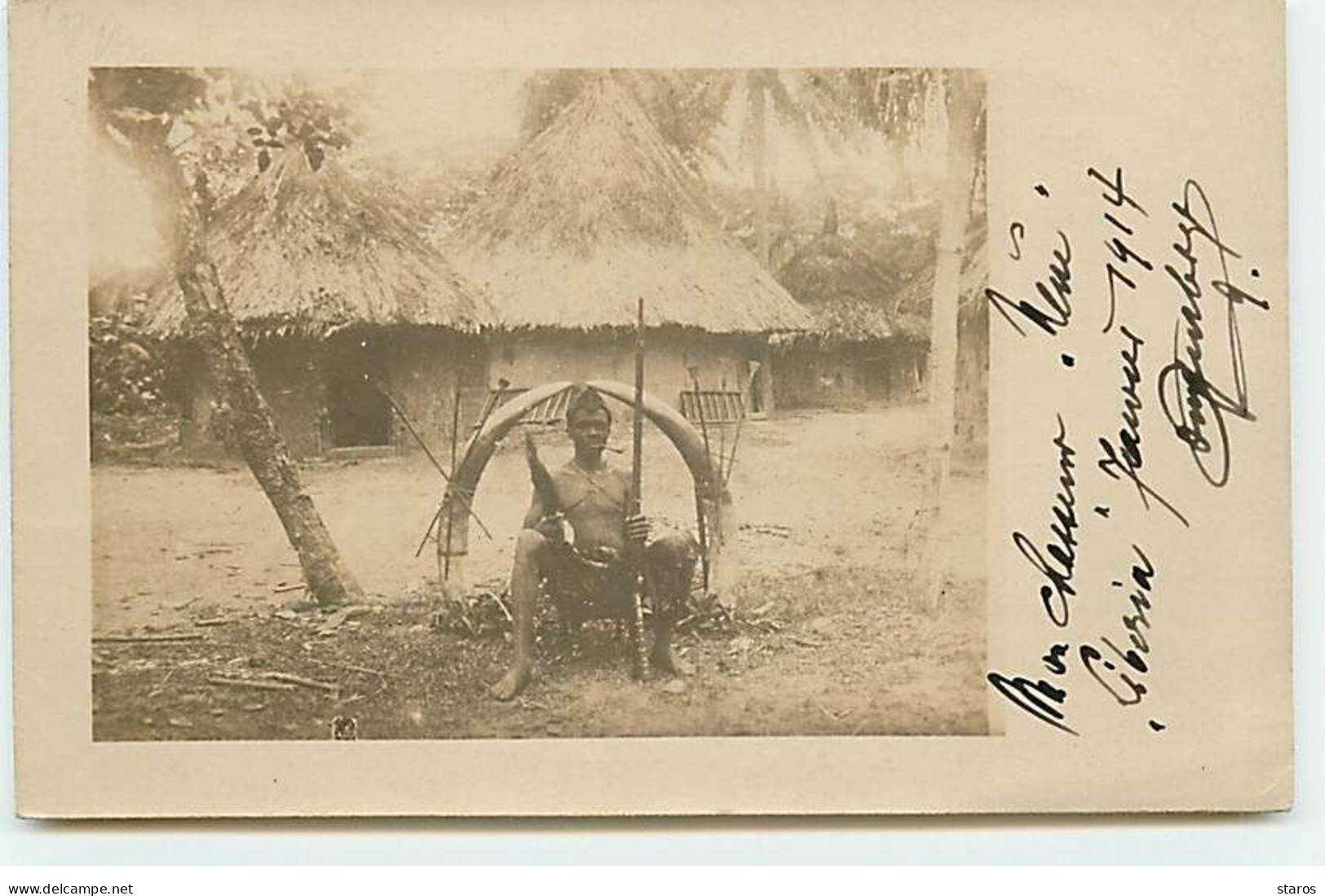 Liberia - RPPC - Chasseur Avec Un Fusil Devant Des Défenses D'éléphant - Ivoire - Liberia