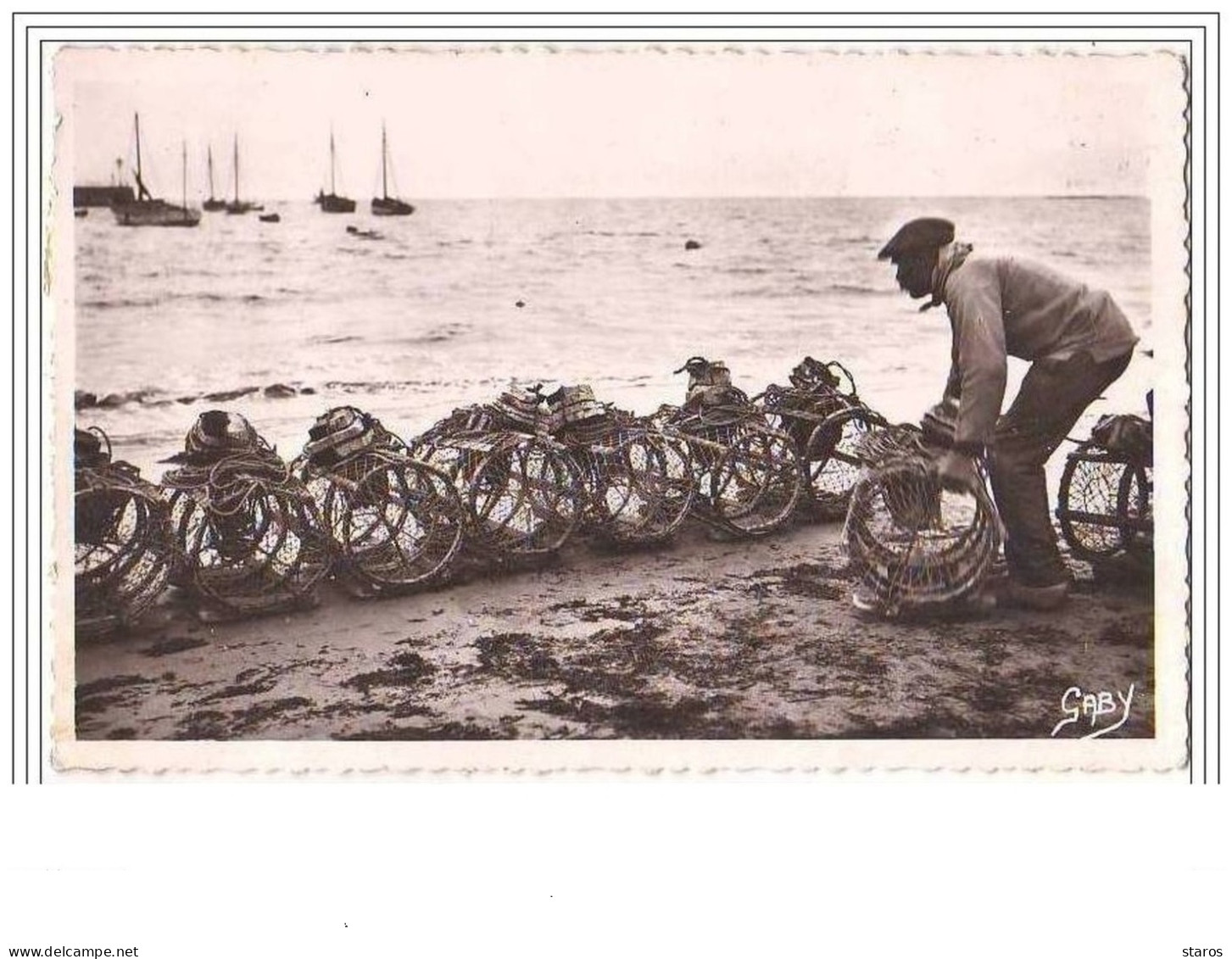 ILE DE NOIRMOUTIER Barbatre Vieux Pêcheur Arrimant Ses Casiers - Ile De Noirmoutier