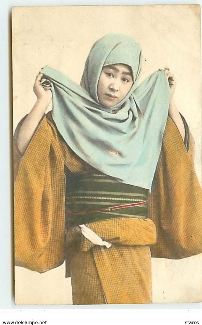 JAPON - Jeune Femme En Kimono Portant Un Foulard Sur La Tête - Other & Unclassified