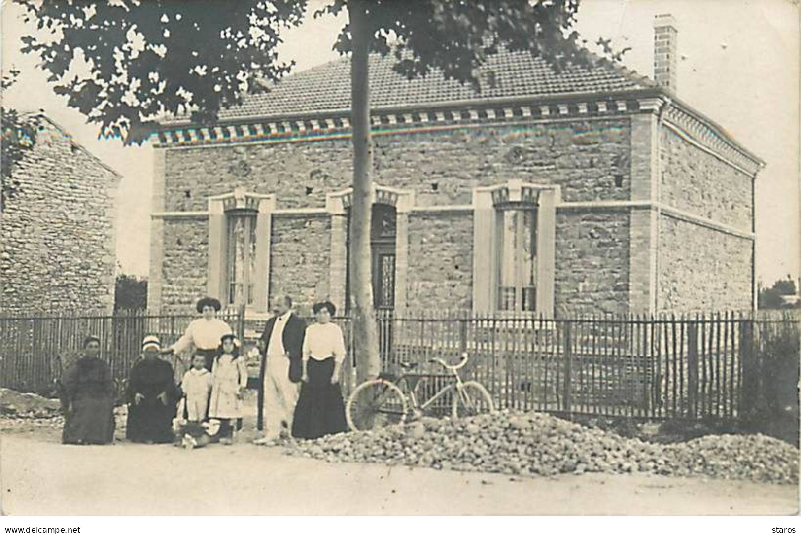 Carte Photo à Localiser - Famille Devant Une Maison, Près D'un Arbre Et D'un Vélo - Zu Identifizieren