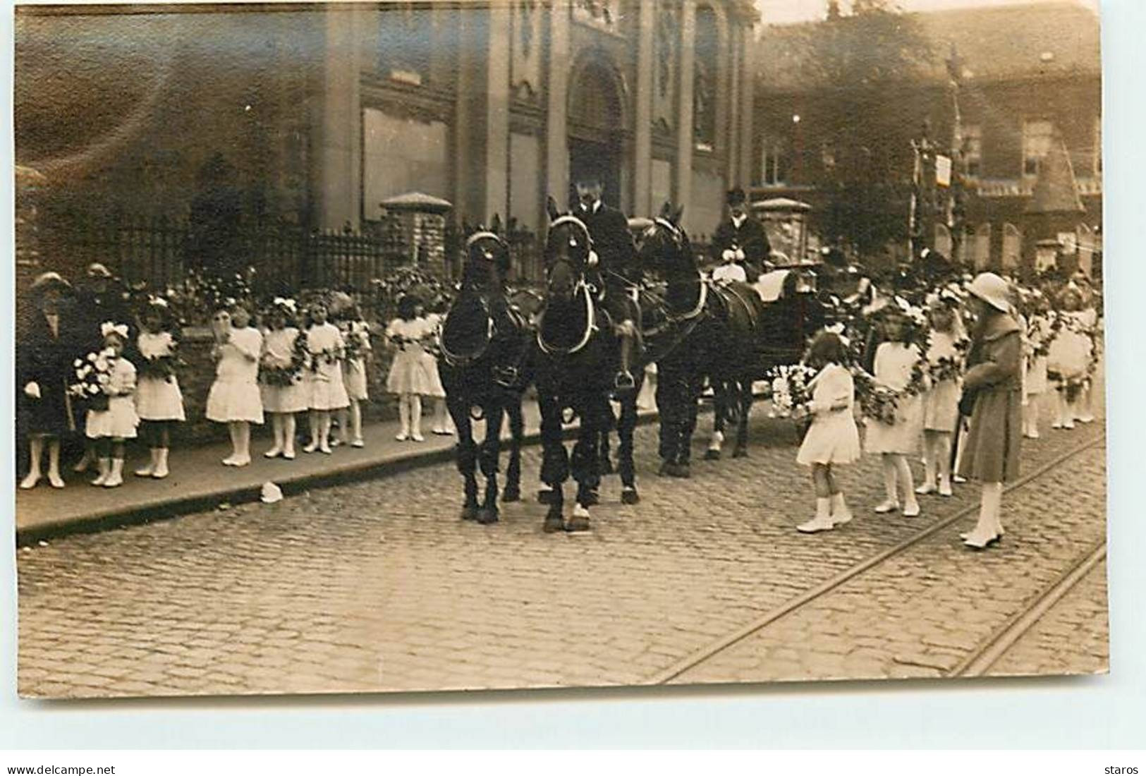 Carte Photo à Identifier - Jour De Fête, Calèche Entourée De Fillettes - Da Identificare