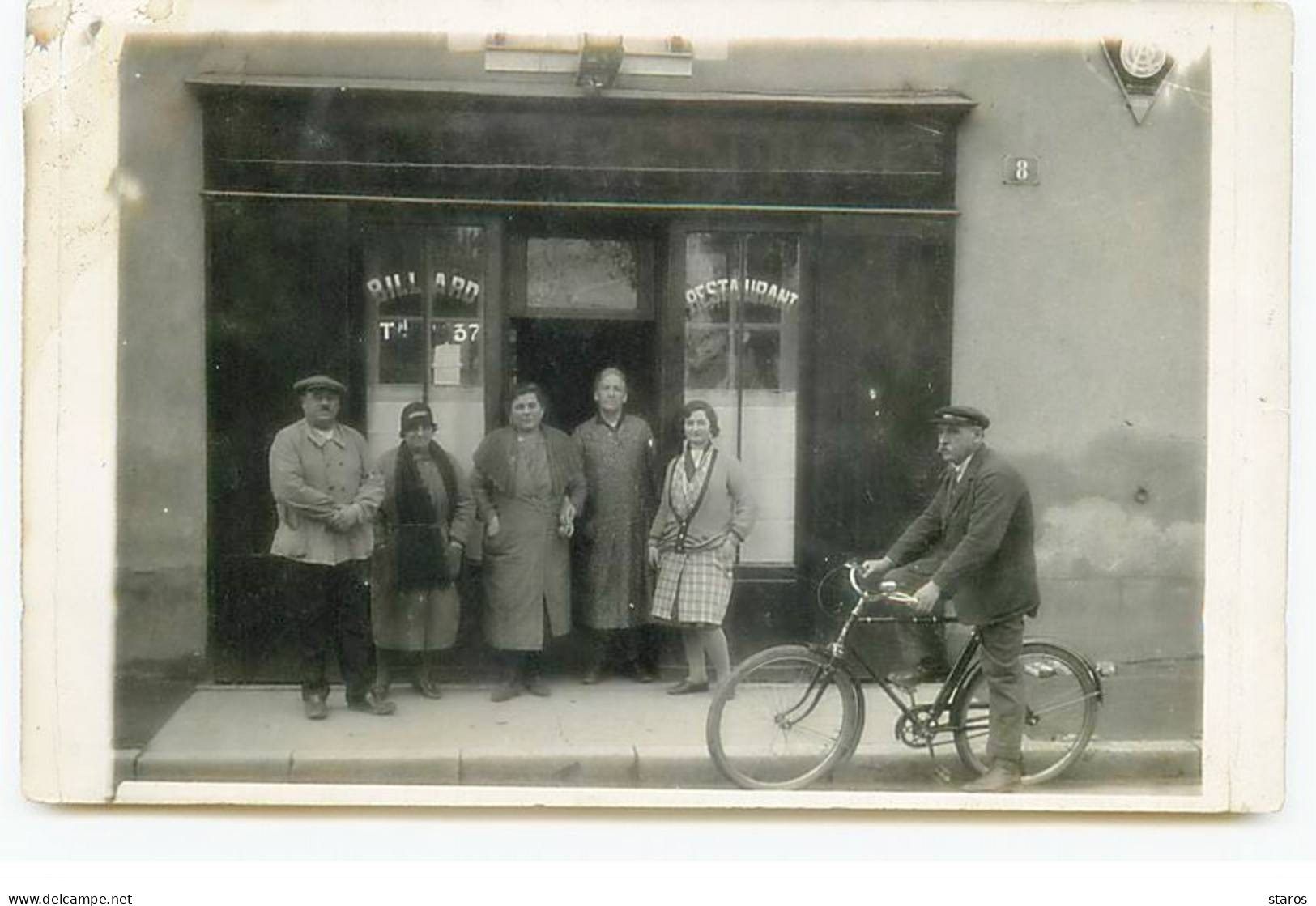 Carte Photo - Hommes, Dont Un Sur Un Vélo Et Femmes Devant Le Café Du Centre Besnard  ? - Automobile Club De France - Zu Identifizieren