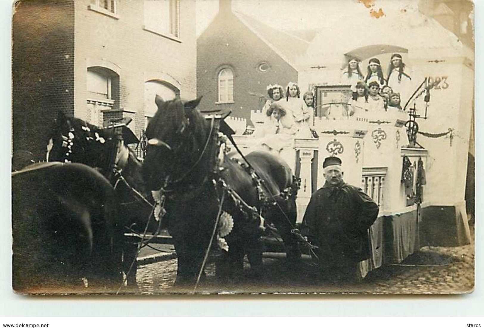 Carte Photo à Localiser - Probablement Belgique - Jeunes Filles Sur Un Char Décoré - A Identifier