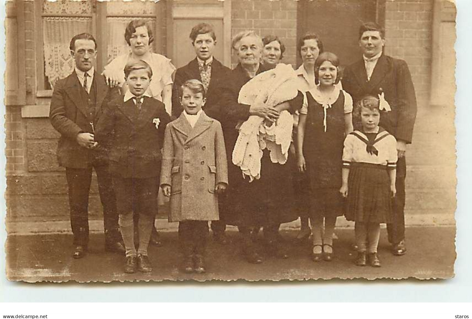 Carte Photo à Localiser - Une Famille Devant Une Maison, La Grand-mère Portant Un Bébé - Zu Identifizieren