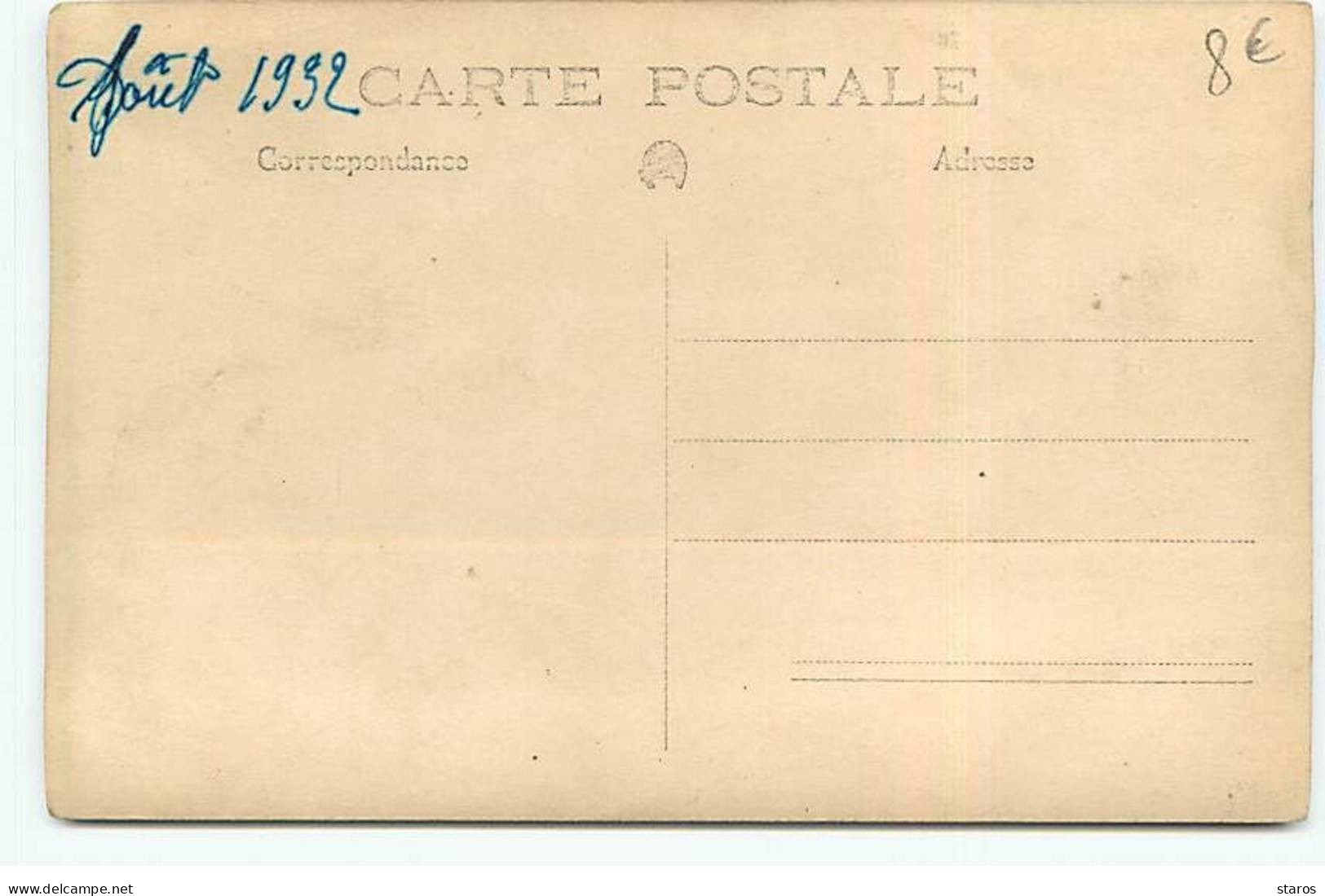 Carte Photo à Identifier - Deux Hommes, Une Femme Et Un Enfant Attablés, Et Buvant - Zu Identifizieren