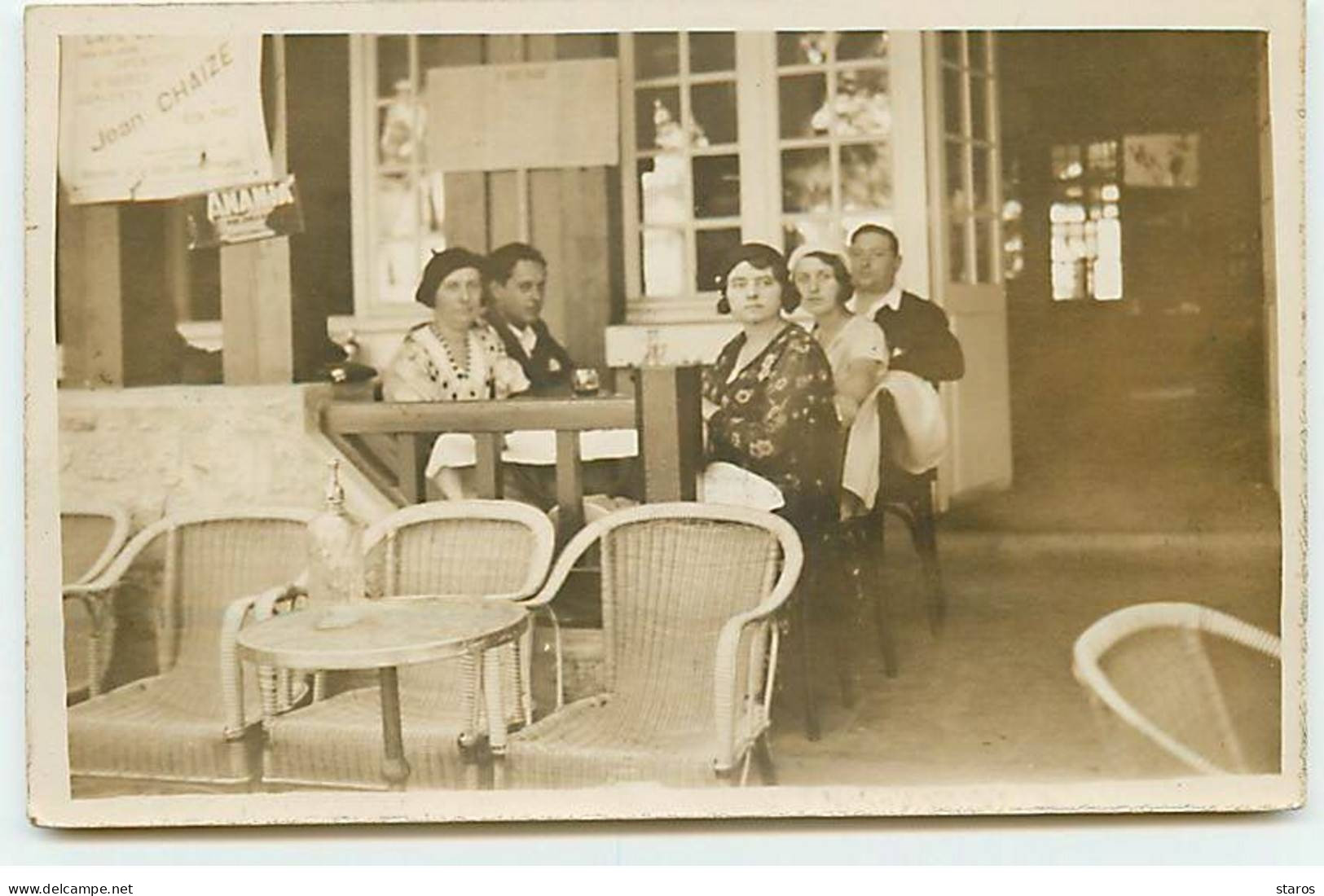 Carte Photo à Localiser - Hommes Et Femmes Attablés à Une Terrasse De Cafe - Affiche Jean Chaize - Cafés