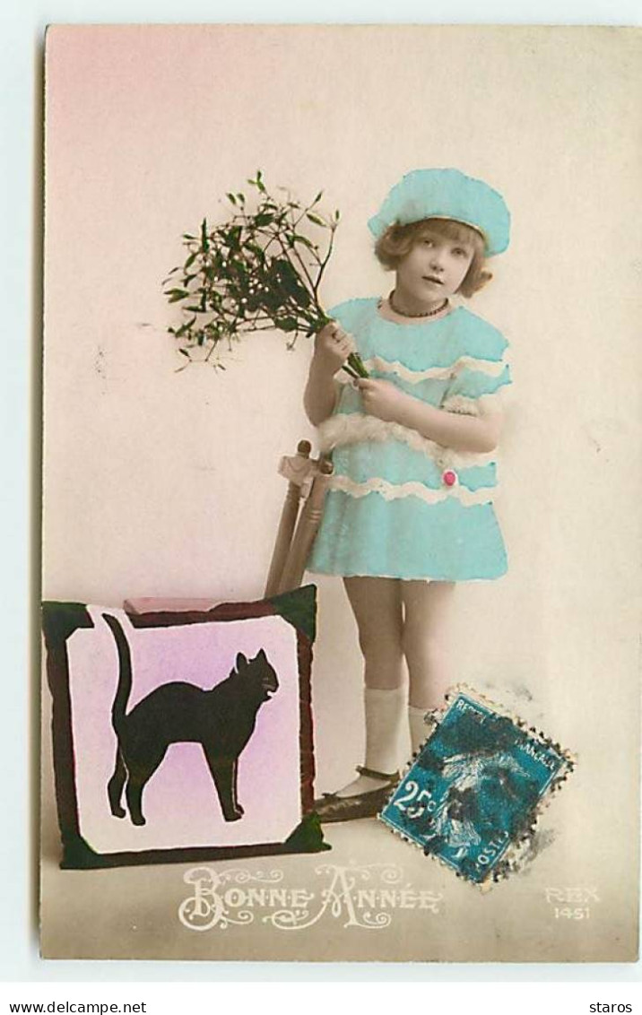 Enfants - Bonne Année - Fillette Avec Un Bouquet De Gui, Près D'un Coussin Avec Un Chat Noir - Szenen & Landschaften