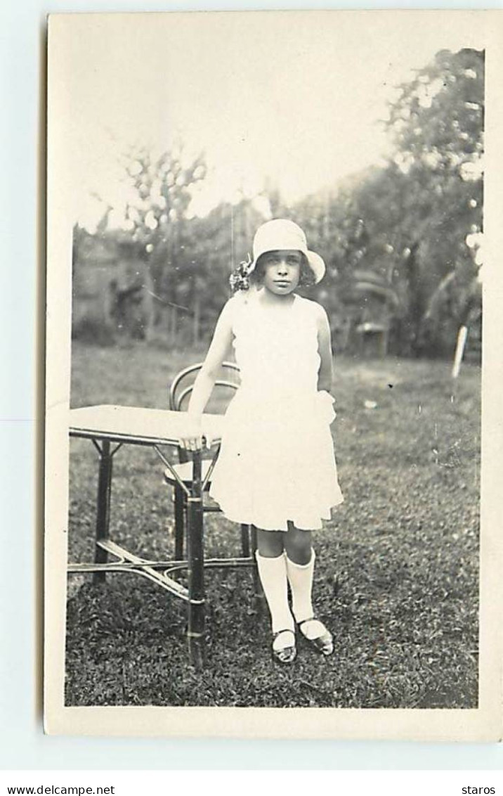 Carte Photo - MARTINIQUE - Une Jeune Fille Près D'une Table Dans Un Jardin - Other & Unclassified