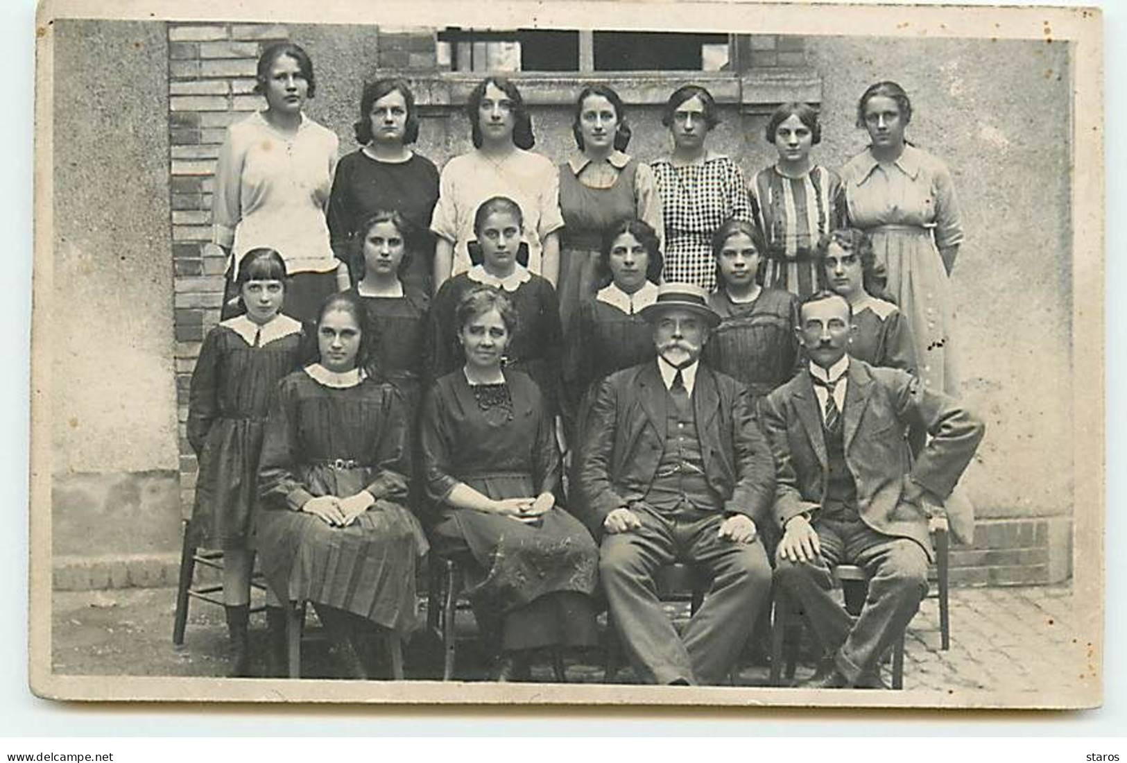 Carte Photo à Localiser - Groupe D'hommes Et De Jeunes Femmes Devant Une Maison - A Identifier