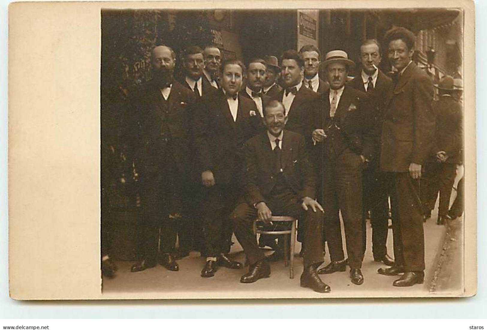 Carte Photo à Identifier - Groupe D'hommes, Certains Fumant - A Identifier