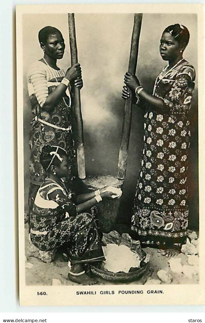 Tanzanie - Swahili Girls Pounding Grain - Tansania