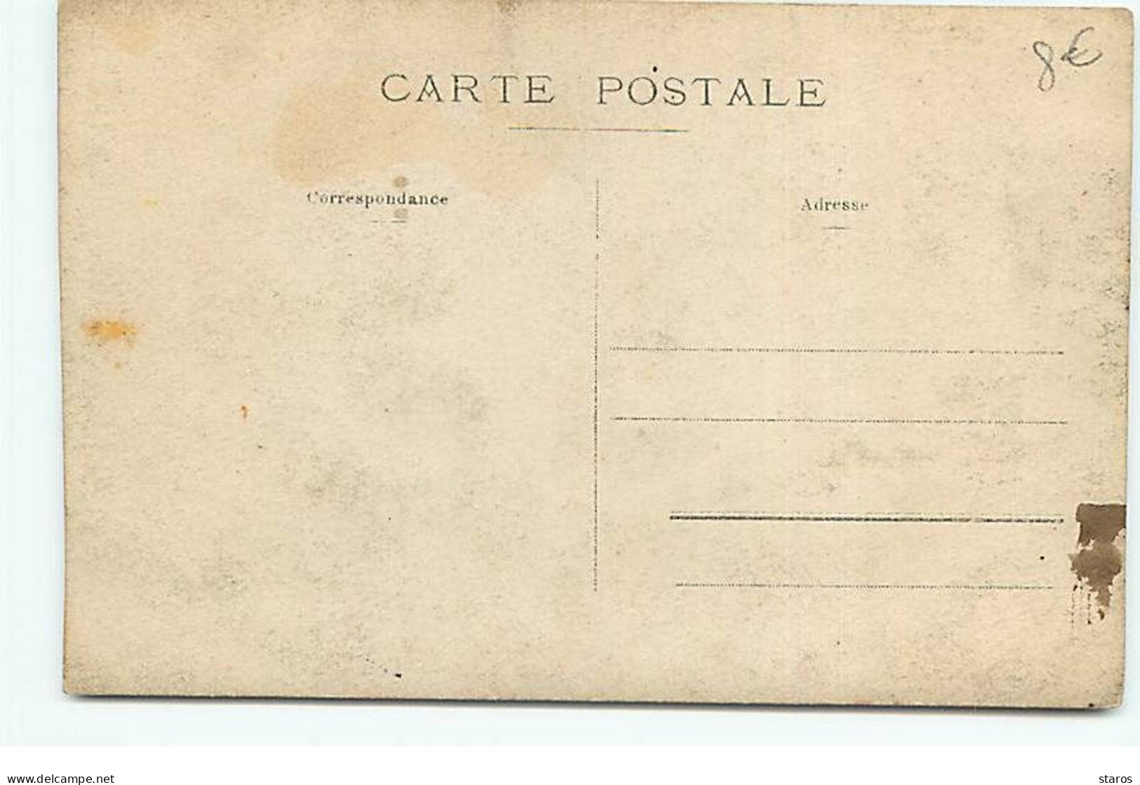 Carte Photo à Localiser - Personnes Devant Une Maison, Et Près D'un Vélo - A Identifier