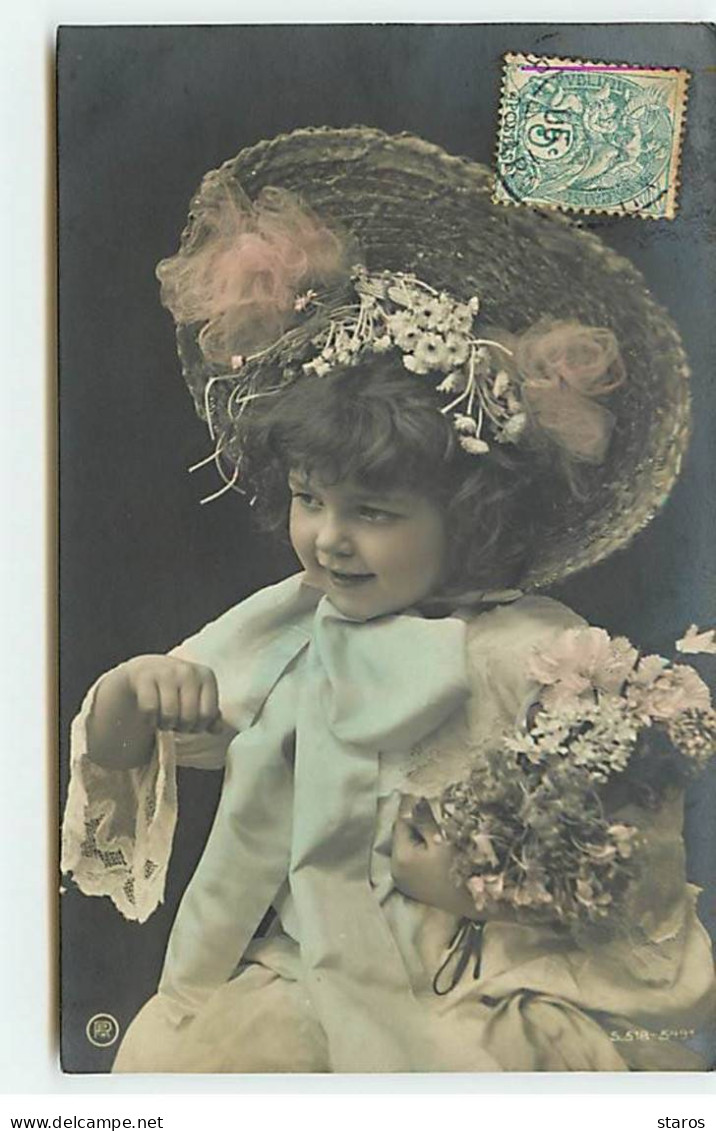 Enfant - Fillette Avec Des Fleurs Et Portant Un Chapeau Fleuri - Abbildungen