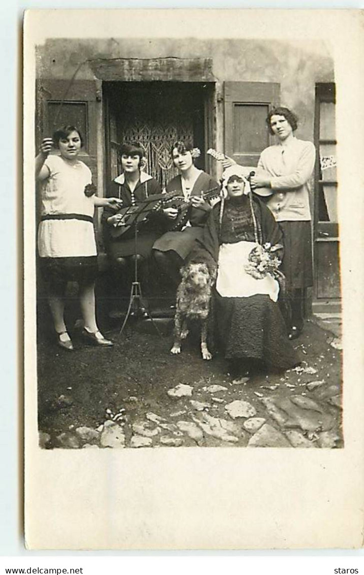 Carte Photo à Localiser - Femmes Avec Des Mandolines  Devant Une Maison - Te Identificeren