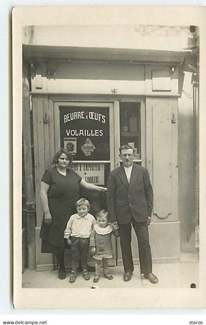 Carte Photo à Localiser - Un Couple Et Leurs Enfants Devant Un Commerce Vendant Du Beurre, Des Oeufs Et De La Volailles - Shops