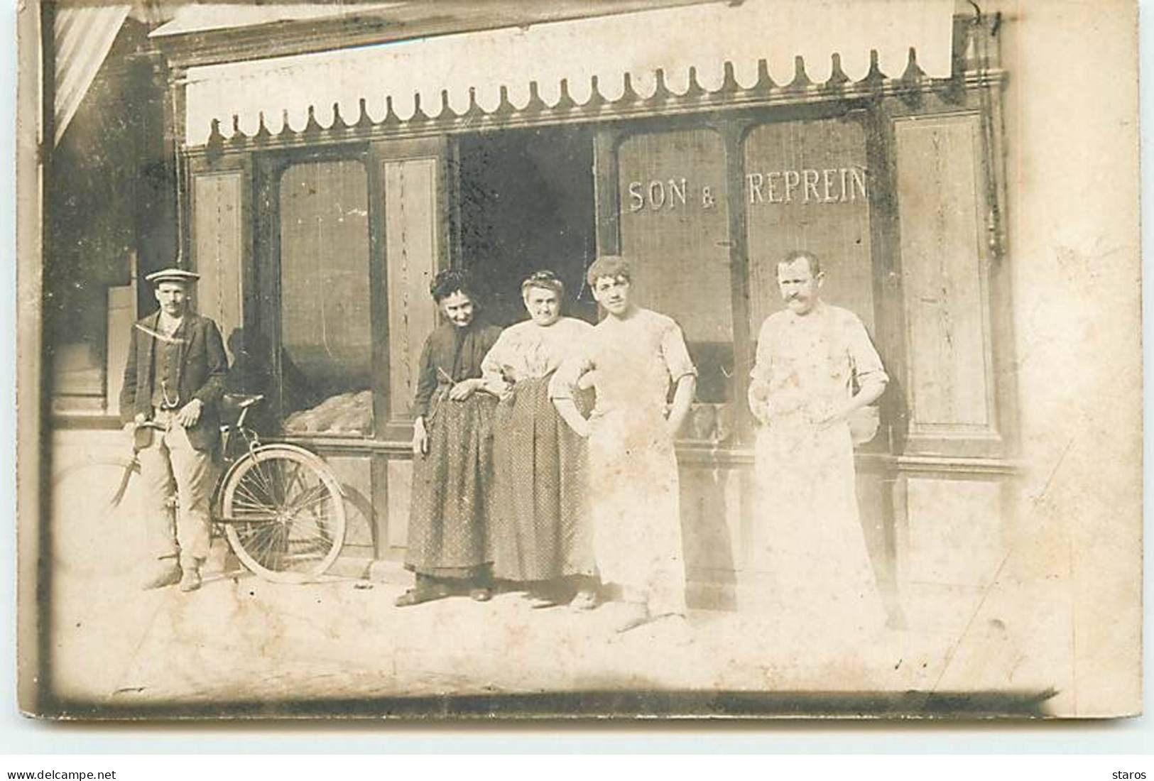Carte Photo à Localiser - Hommes Et Femmes Devant Une Boulangerie - Son & Reprein - Magasins
