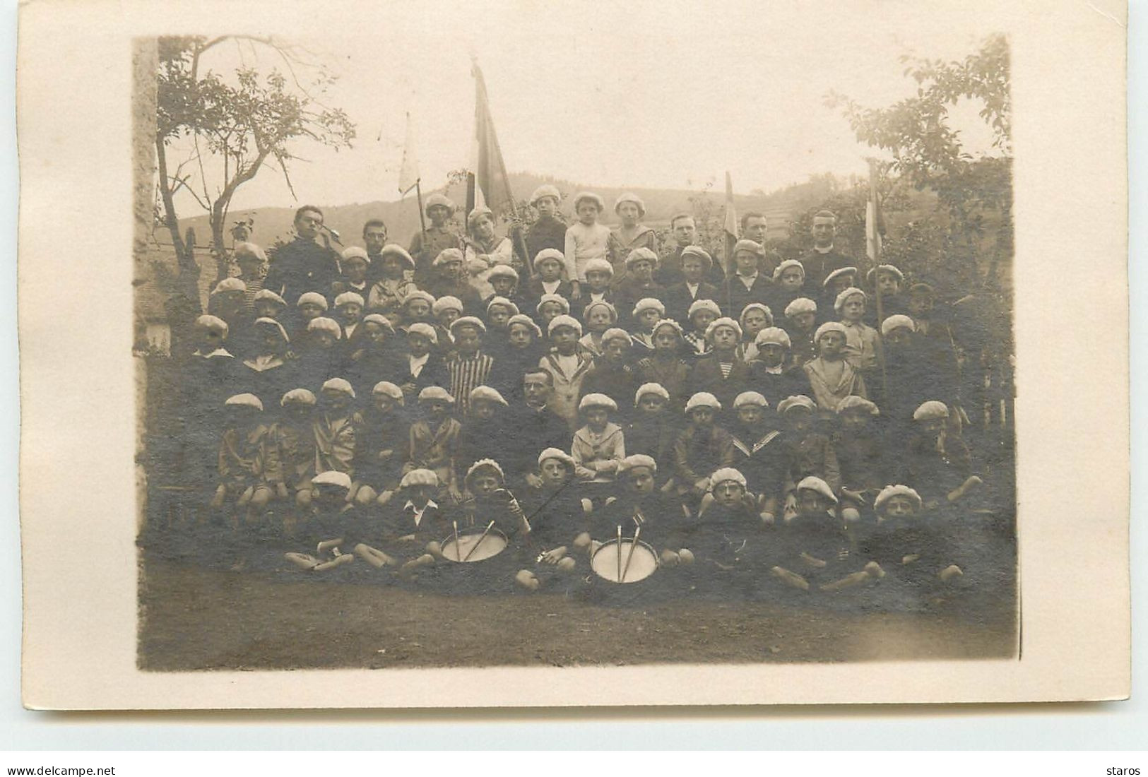 Carte Photo à Localiser - Groupe D'enfants, Dont Certain Avec Un Tambour - Zu Identifizieren