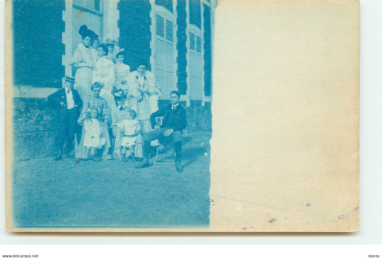 Carte Photo à Localiser - Une Famille Sur Un Perron - Marion Paris - Te Identificeren