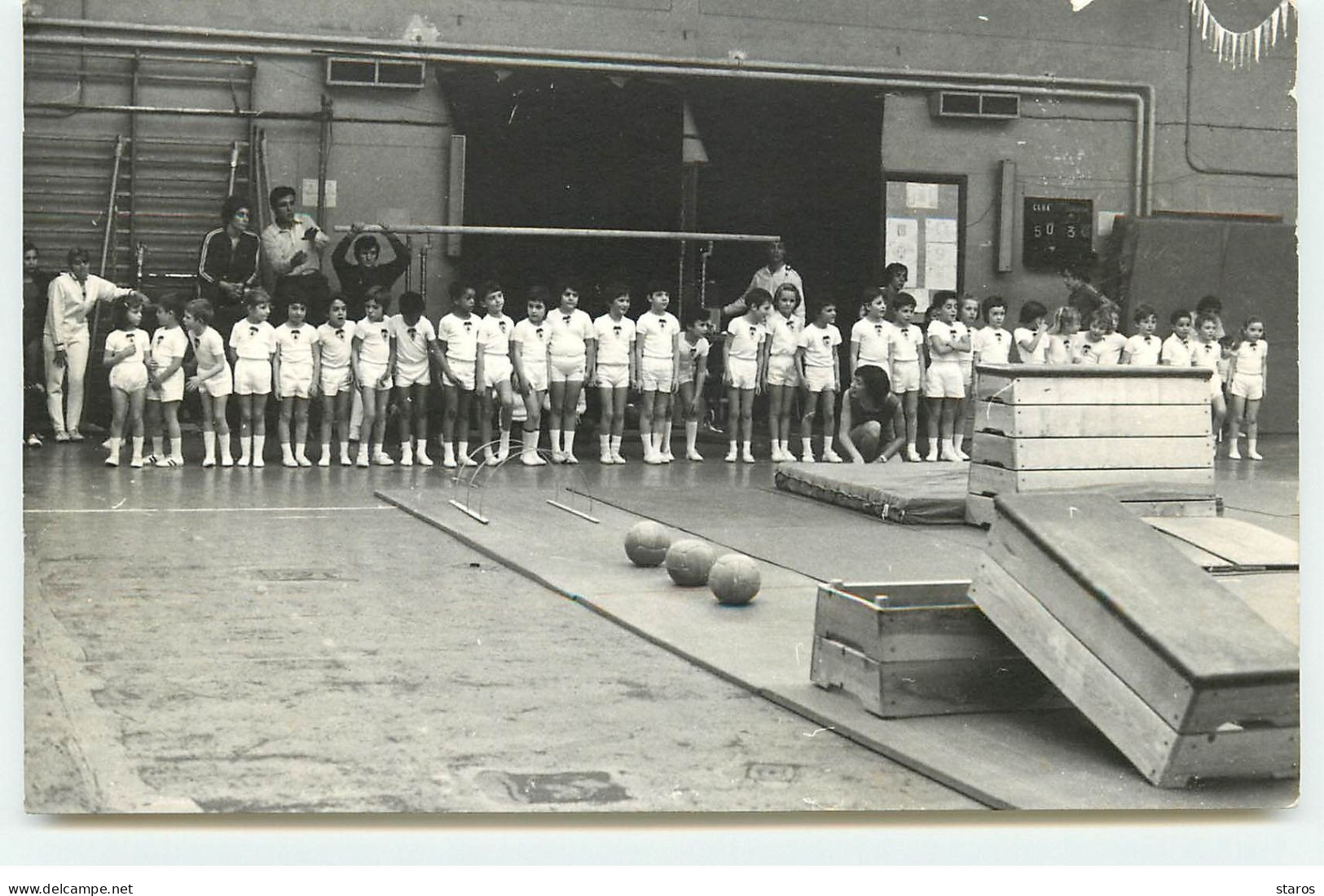 Carte Photo à Localiser - Groupe D'enfants En Tenue De Sport Dans Un Gymnase - Zu Identifizieren