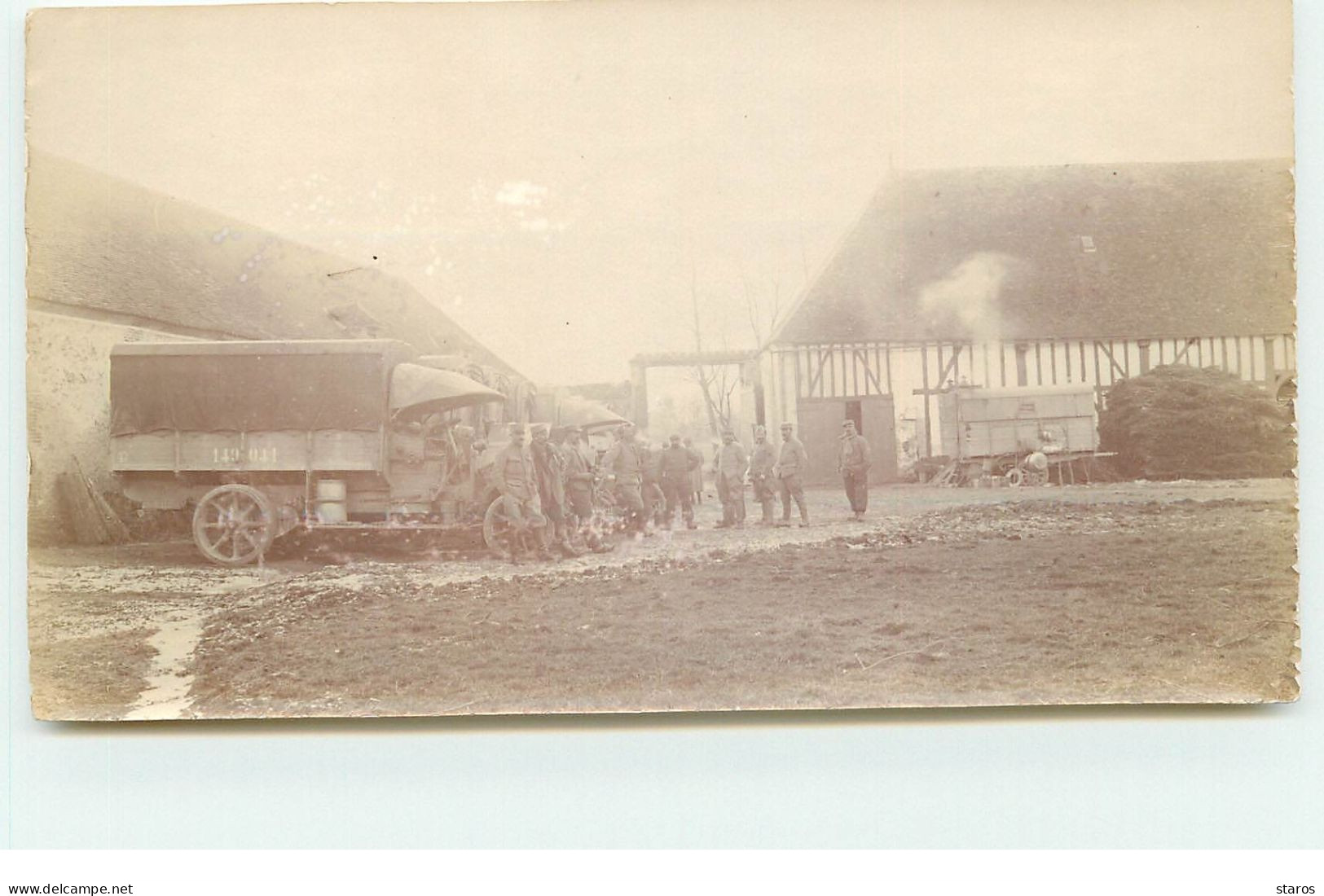 Photo - Militaires Près De Camions Dans Une Cour De Ferme (format 14 X 8 Cm) - Weltkrieg 1914-18