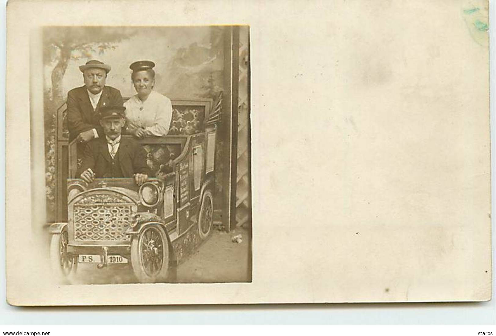 Carte Photo - Automobile - Deux Hommes Et Une Femme Dans Une Voiture - Montage Photo - Turismo