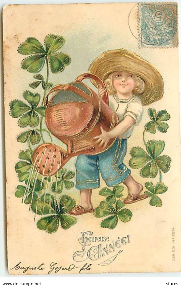 Carte Gaufrée - Heureuse Année - Enfant Arrosant Des Trèfles - New Year