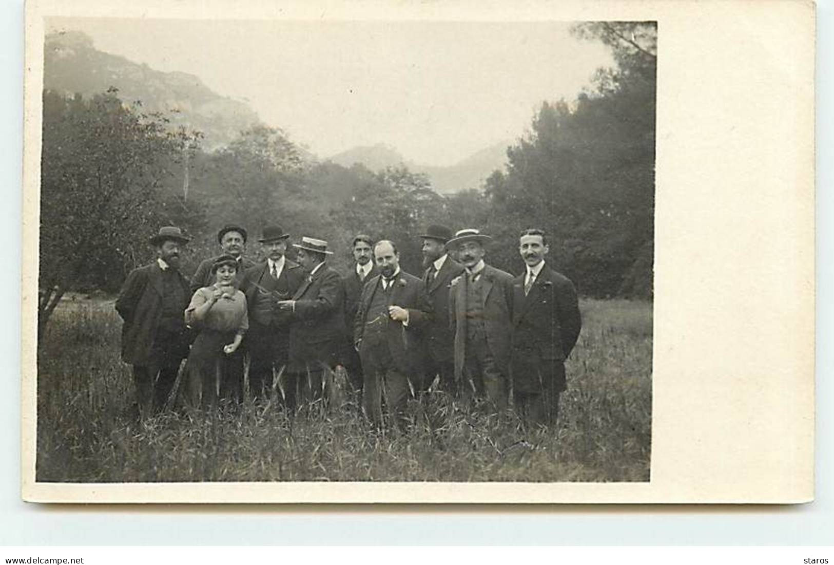 Carte Photo à Identifier - Groupe D'hommes Et Une Femme Dans Une Prairie - A Identifier