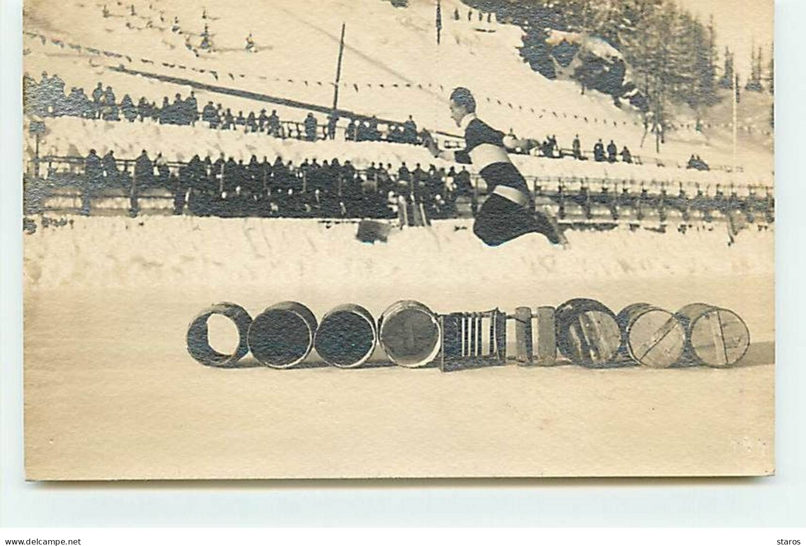 Sport D'hiver - Leonar Lumarto - Homme Portant Des Patins à Glace Sautant Au-dessus De Tonneaux - Wandsbek - Sports D'hiver