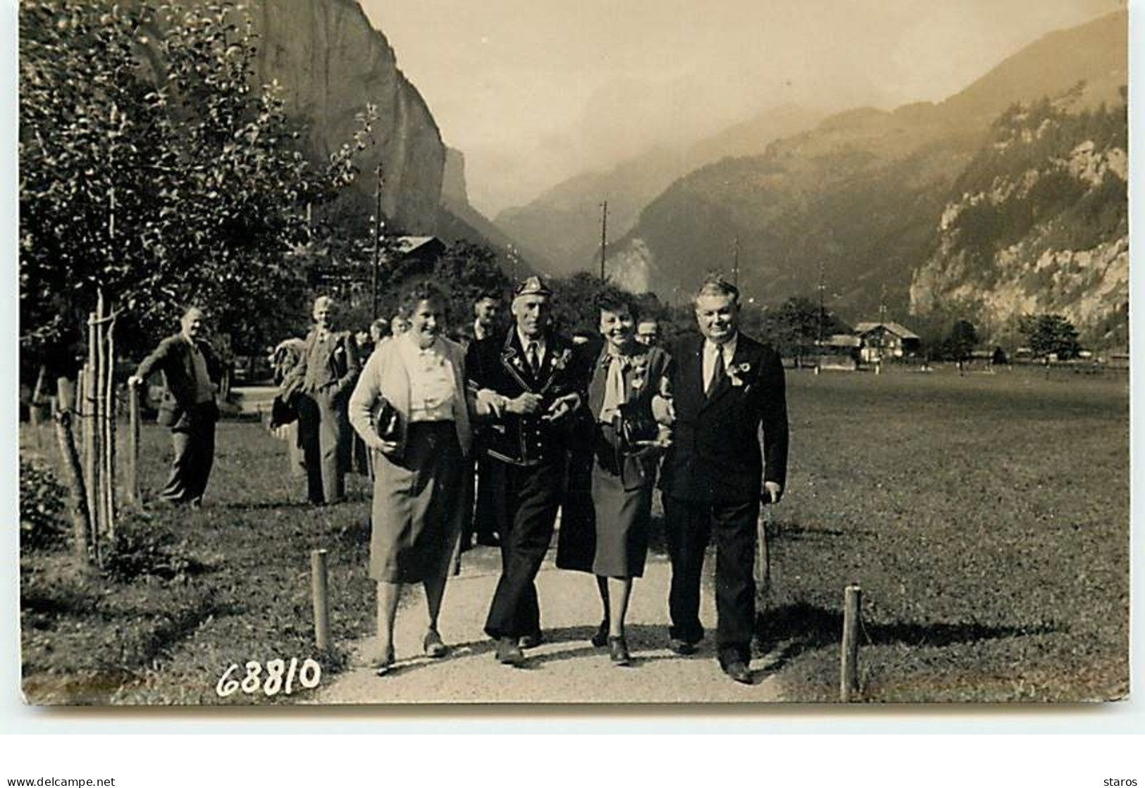 Carte-Photo - SUISSE - Lauterbrunnen - Couple Se Promenant - Lauterbrunnen