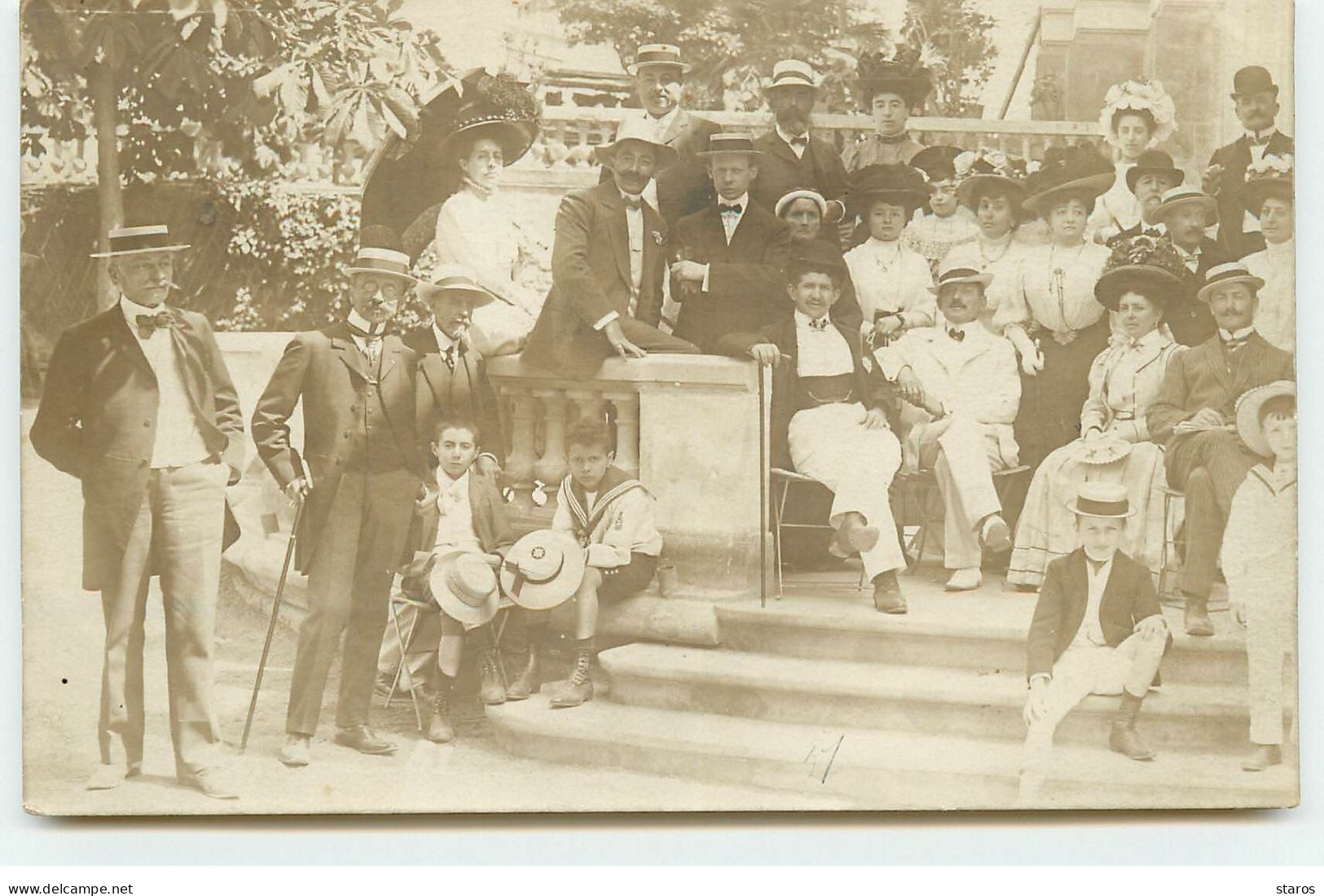 Carte Photo à Identifier - Groupe D'hommes, De Femmes Et D'enfants Sur Un Perron - Zu Identifizieren