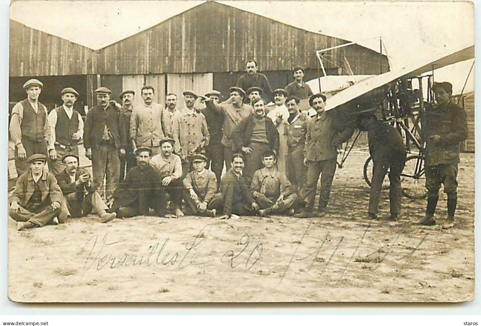 Carte Photo - VERSAILLES - Hommes Près D'un Avion Devant Un Hangar, 20 Novembre 1914 - Versailles