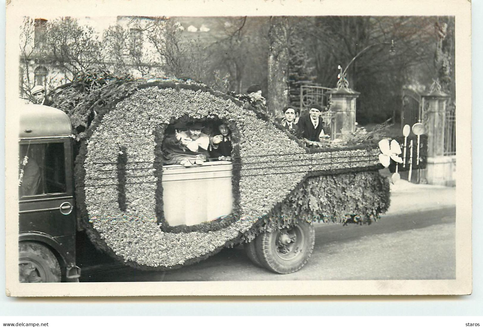 Carte Photo à Localiser - Camion Décoré De Fleurs Représentant Une Mandoline - Te Identificeren